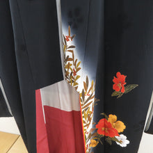 Load image into Gallery viewer, 振袖 正絹 ブラック系 黒色ｘオレンジ色ｘ黄色ｘ多色 ぼかし 花文様 刺繍入り 伊達襟付き Lサイズ 金コマ 袷 広衿 成人式 卒業式 フォーマル 身丈163.5cm