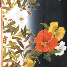 Load image into Gallery viewer, 振袖 正絹 ブラック系 黒色ｘオレンジ色ｘ黄色ｘ多色 ぼかし 花文様 刺繍入り 伊達襟付き Lサイズ 金コマ 袷 広衿 成人式 卒業式 フォーマル 身丈163.5cm