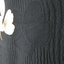 Load image into Gallery viewer, 振袖 正絹 ブラック系 黒色ｘオレンジ色ｘ黄色ｘ多色 ぼかし 花文様 刺繍入り 伊達襟付き Lサイズ 金コマ 袷 広衿 成人式 卒業式 フォーマル 身丈163.5cm