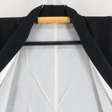 Load image into Gallery viewer, 黒留袖 花車に風景文様 五三桐紋 正絹 刺繍入り 金コマ 黒色ｘ茶色ｘ多色 比翼 袷 広衿 礼装着物 フォーマル 仕立て上がり 身丈159cm
