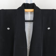 Load image into Gallery viewer, 黒留袖 花車に風景文様 五三桐紋 正絹 刺繍入り 金コマ 黒色ｘ茶色ｘ多色 比翼 袷 広衿 礼装着物 フォーマル 仕立て上がり 身丈159cm