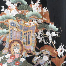 Load image into Gallery viewer, 黒留袖 花車に風景文様 五三桐紋 正絹 刺繍入り 金コマ 黒色ｘ茶色ｘ多色 比翼 袷 広衿 礼装着物 フォーマル 仕立て上がり 身丈159cm