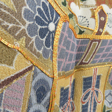 Load image into Gallery viewer, 黒留袖 花車に風景文様 五三桐紋 正絹 刺繍入り 金コマ 黒色ｘ茶色ｘ多色 比翼 袷 広衿 礼装着物 フォーマル 仕立て上がり 身丈159cm