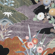 Load image into Gallery viewer, 黒留袖 花車に風景文様 五三桐紋 正絹 刺繍入り 金コマ 黒色ｘ茶色ｘ多色 比翼 袷 広衿 礼装着物 フォーマル 仕立て上がり 身丈159cm
