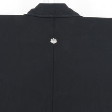 Load image into Gallery viewer, 黒留袖 花車に風景文様 五三桐紋 正絹 刺繍入り 金コマ 黒色ｘ茶色ｘ多色 比翼 袷 広衿 礼装着物 フォーマル 仕立て上がり 身丈159cm