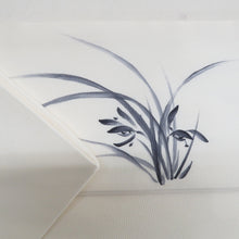 Load image into Gallery viewer, 名古屋帯 塩瀬 白色ｘ墨色 花文様 お太鼓柄 仕付け糸付き 落款入り カジュアル 正絹 仕立て上がり