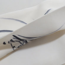 Load image into Gallery viewer, 名古屋帯 塩瀬 白色ｘ墨色 花文様 お太鼓柄 仕付け糸付き 落款入り カジュアル 正絹 仕立て上がり
