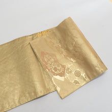 Load image into Gallery viewer, 袋帯 金糸 ゴールド系 金色ｘオレンジ色x緑色 六通柄 地紙文に花車と花々 煌珠箔 正絹 フォーマル 仕立て上がり 着物帯 長さ440cm
