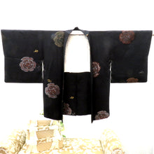 Load image into Gallery viewer, 羽織 アンティーク 羽織 黒×銀茶 絵皿柄 地模様 木目調 レトロモダン 正絹 明治・大正ロマン モダン 和洋ミックス 紋入り 身丈73.4cm