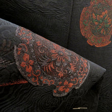 Load image into Gallery viewer, 羽織 アンティーク 羽織 黒×銀茶 絵皿柄 地模様 木目調 レトロモダン 正絹 明治・大正ロマン モダン 和洋ミックス 紋入り 身丈73.4cm