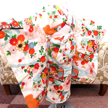 Load image into Gallery viewer, 子供着物 アンティーク 昔 子供着物 白×多色 庭園 花々 流水 女児用 四つ身 レトロ 子どもきもの リメイク 身丈118cm