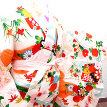 Load image into Gallery viewer, 子供着物 アンティーク 昔 子供着物 白×多色 庭園 花々 流水 女児用 四つ身 レトロ 子どもきもの リメイク 身丈118cm