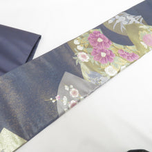 Load image into Gallery viewer, 名古屋帯 作り帯 名古屋帯 ブルーグレー地 扇面 花刺繍 正絹 分離型 ワンタッチ名古屋帯 未使用品