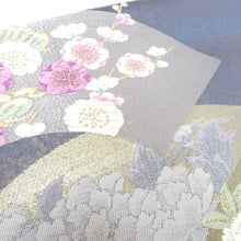 Load image into Gallery viewer, 名古屋帯 作り帯 名古屋帯 ブルーグレー地 扇面 花刺繍 正絹 分離型 ワンタッチ名古屋帯 未使用品