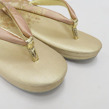 Load image into Gallery viewer, 草履・バッグセット 草履バッグセット ゴールド×薄ピンク 箔 御所車 花々 草履長さ23.5ｃｍ フォーマル 訪問着 付下げ 礼装用