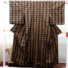 Load image into Gallery viewer, 紬 着物 昔 アンティーク 昔着物 こげ茶×ベージュ 幾何学調 昔紬 バチ衿 正絹 昔きもの レトロ 明治・大正ロマン カジュアル 身丈149.5cm