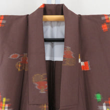 Load image into Gallery viewer, ウール着物 アンサンブル 単衣 着物と羽織2点セット 茶色ｘ黄色ｘオレンジ色 果物花模様 バチ衿 カジュアル 普段着物 仕立て上がり 身丈152cm
