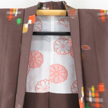 Load image into Gallery viewer, ウール着物 アンサンブル 単衣 着物と羽織2点セット 茶色ｘ黄色ｘオレンジ色 果物花模様 バチ衿 カジュアル 普段着物 仕立て上がり 身丈152cm