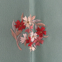 Load image into Gallery viewer, 色無地 ポリエステル 袷 緑色ｘ多色 三つ紋入り 刺繍入り 刺繍：正絹 花紋入り 広衿 セミフォーマル カジュアル シンプル 仕立て上がり 身丈160cm