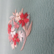 Load image into Gallery viewer, 色無地 ポリエステル 袷 緑色ｘ多色 三つ紋入り 刺繍入り 刺繍：正絹 花紋入り 広衿 セミフォーマル カジュアル シンプル 仕立て上がり 身丈160cm