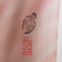Load image into Gallery viewer, 付下げ 袷 光文様 ベージュピンク色 正絹 広衿 落款入り セミフォーマル シンプル 仕立て上がり 身丈160cm