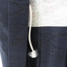 Load image into Gallery viewer, 紬 着物 大島紬 アンサンブル 羽織付き 2点セット 風景模様 紺色ｘ灰色ｘ朱色 袷 広衿 正絹 カジュアル 仕立て上がり着物 袖 身丈158cm