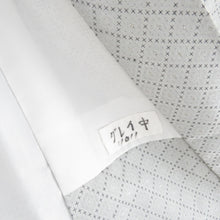 Load image into Gallery viewer, 男着物 男性用 ポリエステル 紋付羽織 着物 2点セット グレー 銀糸 菱型模様 丸に違い鷹の羽紋 成人式用 イベント 男物礼装 メンズ 身丈142cm