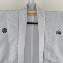 Load image into Gallery viewer, 男着物 男性用 ポリエステル 紋付羽織 着物 2点セット グレー 銀糸 菱型模様 丸に違い鷹の羽紋 成人式用 イベント 男物礼装 メンズ 身丈142cm