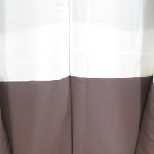Load image into Gallery viewer, 色無地 袷 ワームグレー 灰色 一つ紋 蔦紋 正絹 広衿 地紋入り 菊尽くし 仕付け糸付き セミフォーマル カジュアル シンプル 仕立て上がり 身丈158cm