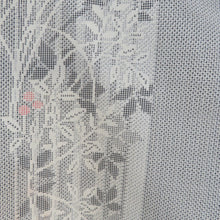 Load image into Gallery viewer, 紬 着物 白大島紬 単衣 縦縞に草花模様 広衿 白色ｘ赤色 正絹 カジュアル着物 仕立て上がり 身丈155cm