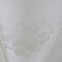 Load image into Gallery viewer, 襦袢 長襦袢 ポリエステル 白色 花地紋 バチ衿 半衿付き 仕立て上がり フォーマル 女性着物用 身丈138cm