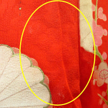 Load image into Gallery viewer, 子供着物 昔 女児用 一つ身 赤×多色 花車 地模様あり 女の子用 3才向き リメイク向き 小物づくり 材料 古布 五三の桐 五つ入り 難あり