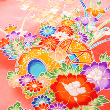 Load image into Gallery viewer, 子供着物 被布付き女児用着物 子供着物 オレンジピンク×多色 花鼓 流水地模様 兵児帯付 女児用 一つ身 きもの 晴れ着 七五三 おひな祭り イベント