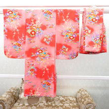 Load image into Gallery viewer, 子供着物 被布付き女児用着物 子供着物 オレンジピンク×多色 花鼓 流水地模様 兵児帯付 女児用 一つ身 きもの 晴れ着 七五三 おひな祭り イベント