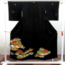 画像をギャラリービューアに読み込む, 黒留袖 赤緑松刺繍 金銀 金コマ刺繍 銀コマ刺繍 五三の桐紋5つ入 レトロ 明治・大正ロマン アンティーク調 身丈151.5cm