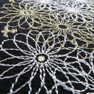 刺繍半衿 黒×金・白刺繍 花 ポリエステル 半襟 ラインストーン 振袖 礼装 成人式 卒業式 訪問着にも 和装小物