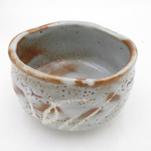 Load image into Gallery viewer, Mino Yaki Hideyama Kiln Matcha tea bowl with Shino tea bowl buns Matcha tea bowl rat brown antique / folk crafts