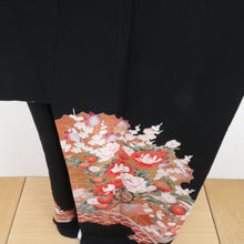 Load image into Gallery viewer, Black Tomesode Flower Character Purpose Foil Embroidery Pure Silk Pure Wing Lined Wide collar 蔦 crest dress Kimono Formal Tailor