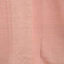 画像をギャラリービューアに読み込む, 紬 着物 色無地 袷 広衿 桃色 正絹 一つ紋 仕立て上がり 身丈155cm 美品