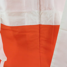Load image into Gallery viewer, 子供着物 女の子用 四つ身 絞り サーモンピンク色 正絹 袷 子供きもの 女児 カジュアル 身丈129cm 美品