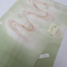 Load image into Gallery viewer, 帯揚げ 丹後ちりめん 正絹 アスパラガスグリーン×白緑色ぼかし 絹100％ フォーマル カジュアルにも 日本製 長さ181cm
