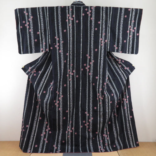 小紋 ポリエステル 袷 広衿 縞に桜模様 黒ｘ紫ｘピンク 洗える着物 仕立て上がり 身丈162cm