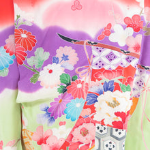 Load image into Gallery viewer, 子供着物 女の子用 一つ身 襦袢セット 赤橙 正絹 几帳に花々文様 フォーマル 女児 七五三 祝着 子供きもの 身丈72cm