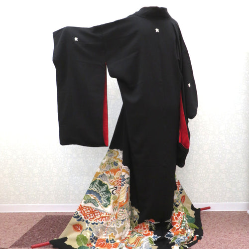 Black Tomesode Antique Pure Kimono Difficulty Different in the back of the body There is damage to the back of the torso, pure silk crane huzun, gorgeous black, multi -color gold, formal retro lumepup