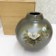 Load image into Gallery viewer, Kutani ware antique / folk crafts Yoshimasa Yamagami Yoshimasa Kutani vase vase vase Tsubaki Tsubaki box available