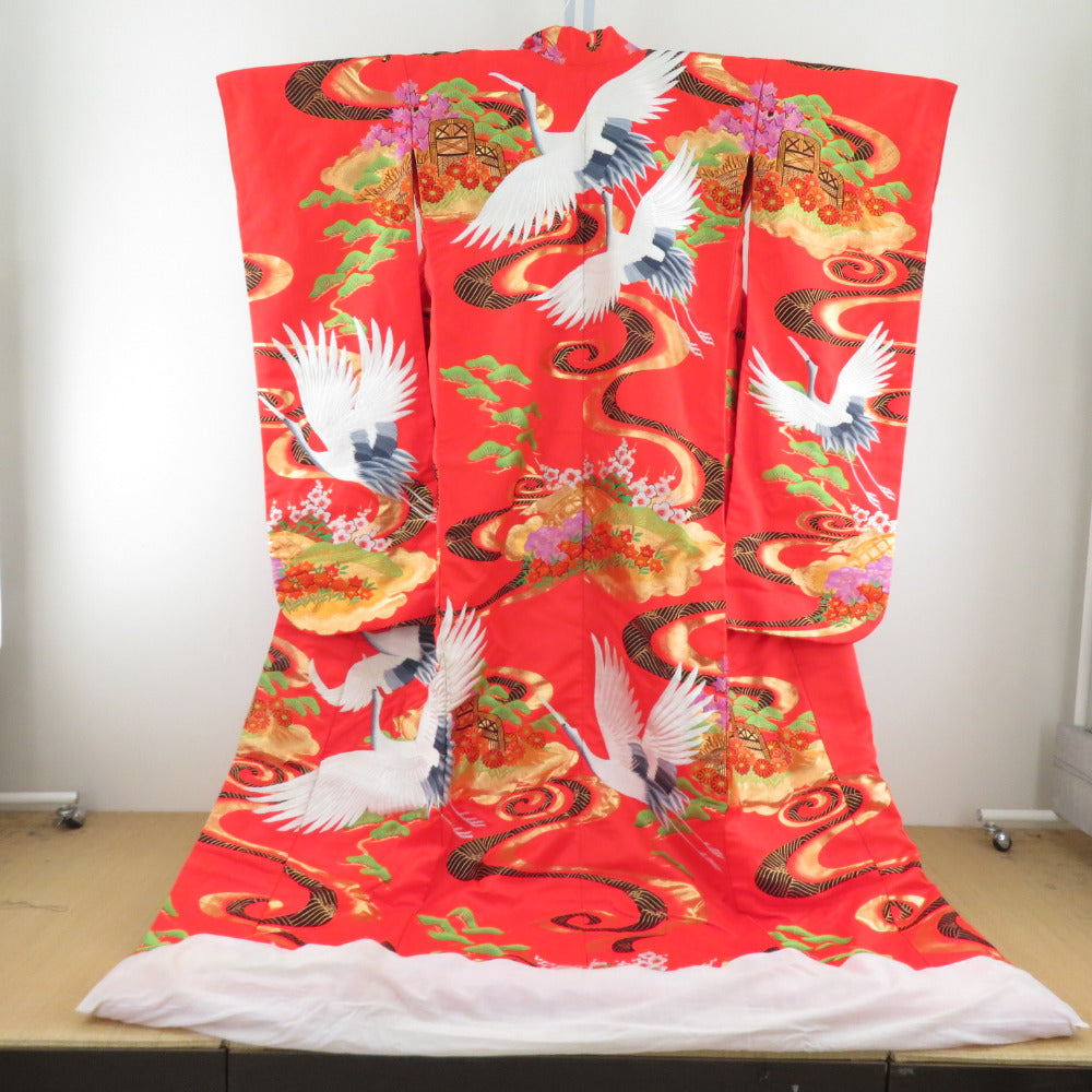 鶴と花刺繍の赤色　色打掛 色打掛 鶴と花の刺繍 鶴と花刺繍の赤色 色打