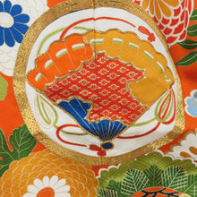 Load image into Gallery viewer, 振袖 正絹 オレンジｘ白ｘ多色 金糸 刺繍入り 流水に花々と扇子模様 袷 広衿 成人式 卒業式 舞台衣装 フォーマル 仕立上り 着物 身丈158cm