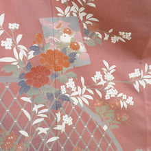 Load image into Gallery viewer, 訪問着 付下げ訪問着 くすみピンク色ｘ多色 籠目に花々紋様 袷 広衿 正絹 仕立て上がり着物 身丈169cm