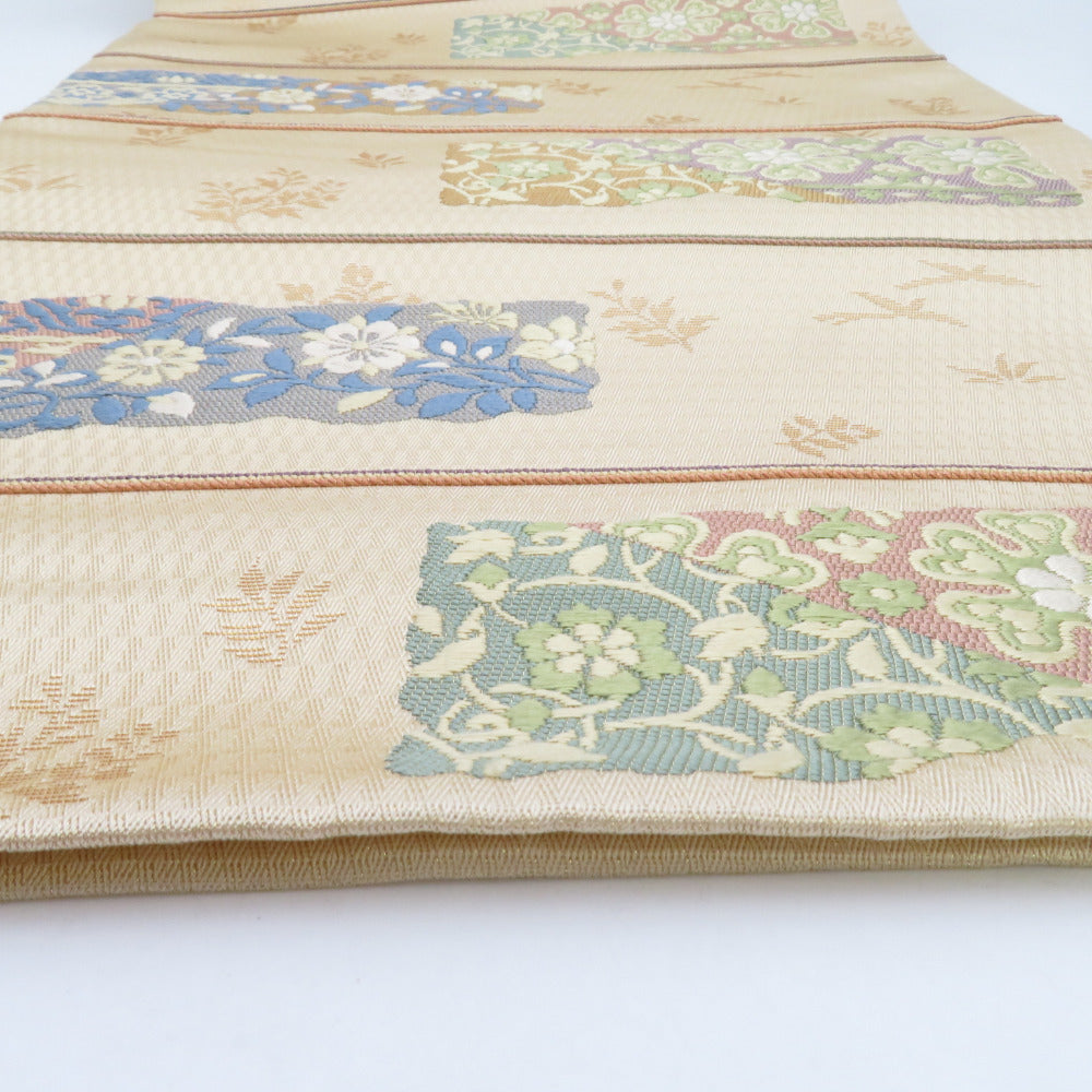 西陣織 (にしじんおり) 袋帯 西陣織 じゃらく 横縞に更紗模様 クリーム色ｘ金色ｘ多色 箱付き 余り布付き 正絹 仕立て上がり 長さ448cm 【キモノオフ野々市若松店】 西陣織 (にしじんおり) 袋帯 西陣織 じゃらく 横縞に更紗模様 クリーム