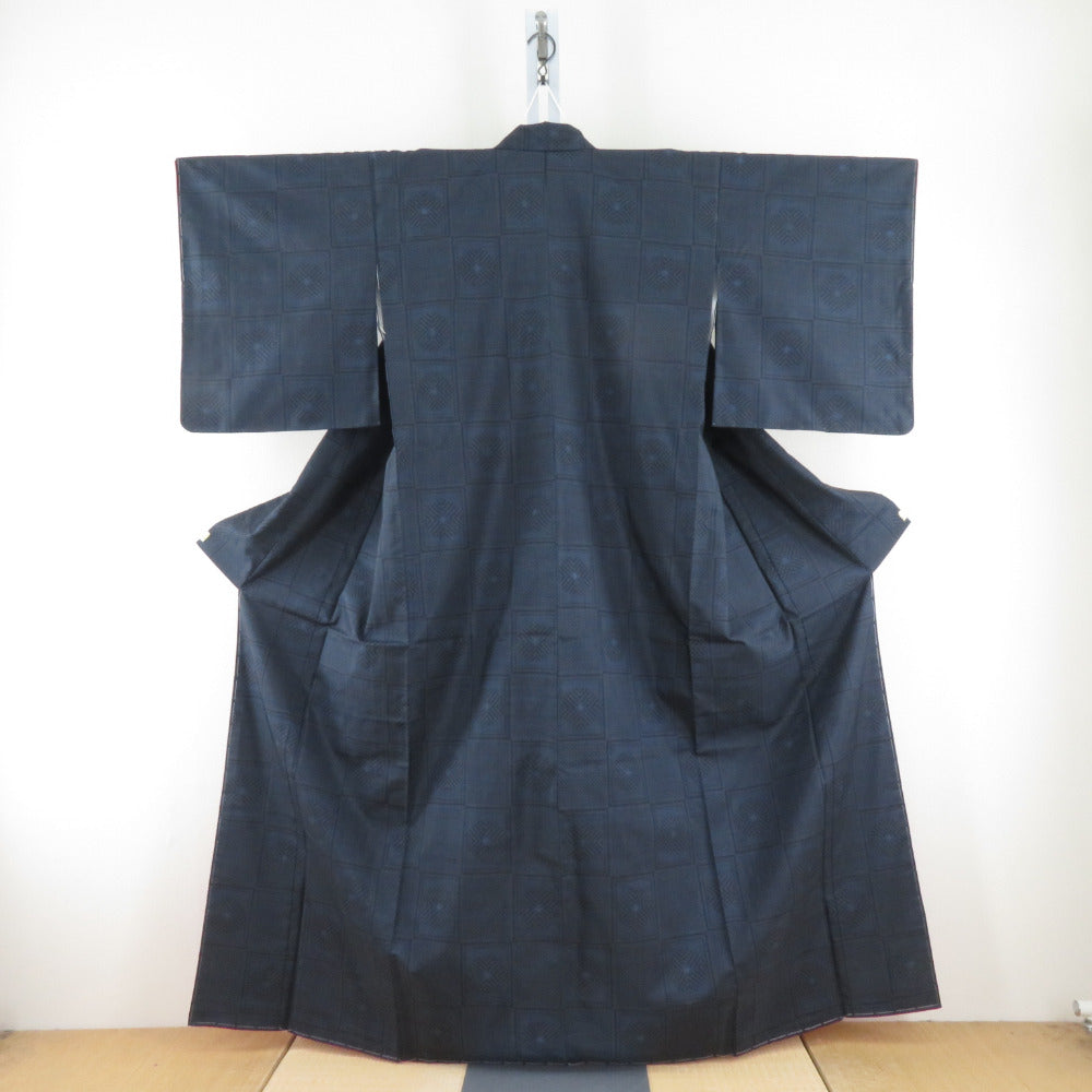 紬 着物 大島紬 市松に矢羽根模様 紺色ｘ黒色 正絹 袷 広衿 カジュアル 仕立て上がり着物 身丈159cm 【キモノオフ野々市若松店】 紬 着物 大島紬 市松に矢羽根模様 紺色x黒色 正絹 袷 広衿 カジュアル